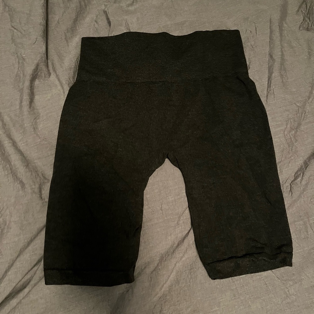 Gray stretchy tummy tuck legging capris. Size small